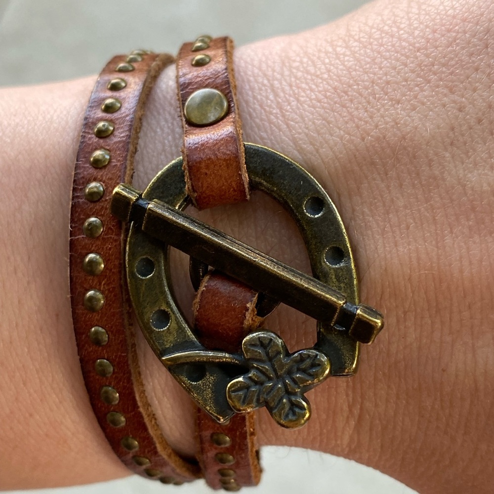American Eagle Outfitters leather horseshoe bracelet
